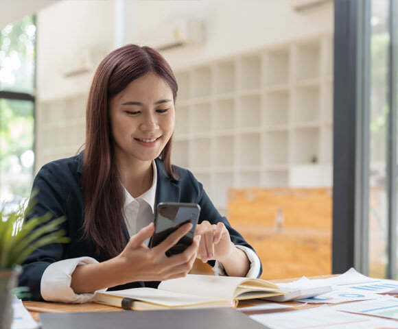 Employee using SwipePoint on a phone